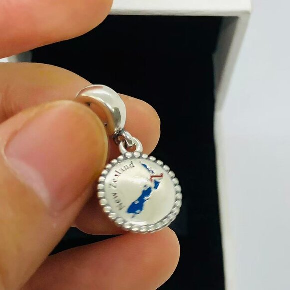 ✨🔥Pandora New Zealand Map Exclusive Dangle charm - Picture 2 of 4